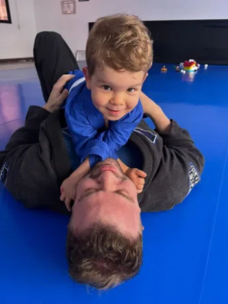 Criança treinando jiu jitsu