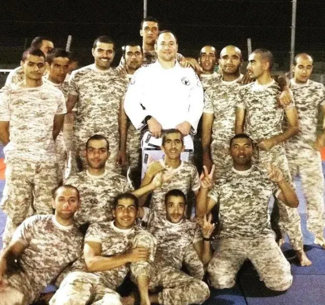 Mestre com militares
